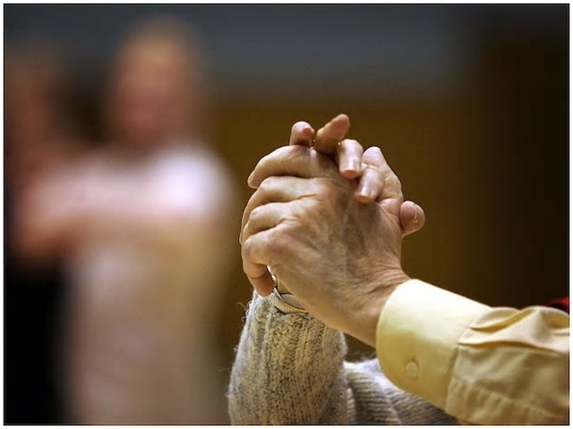 70-Year old COVID-19 Positive Man Refuses To Leave Blind Wife Behind when asked to go to hospital অন্ধ স্ত্রীর হাত আঁকড়ে ধরে কেরলে ৭০ বছরের কোভিড পজিটিভ স্বামীর আকুতি, কী করে ওকে ফেলে হাসপাতালে যাব?