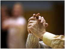 ৭৫ বছরের দাম্পত্য, স্বামীর মৃতদেহ জড়িয়ে ধরে মৃত্যুর কোলে ঢলে পড়লেন স্ত্রী