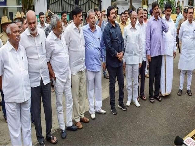 Karnataka Ex-MLAs Join BJP Barring Roshan Baig কর্নাটকে বিজেপিতে যোগ দিলেন রোশন বেগ ছাড়া পদ খোয়ানো ১৬ বিধায়ক