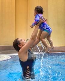 লিসা রে পোস্ট করলেন তাঁর ২ যমজ মেয়ের ছবি