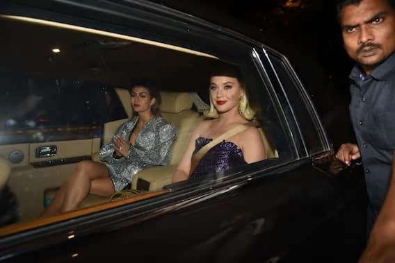 পার্পেল-গোল্ডেন রঙের পোশাকে দারুণ দেখিয়েছে পেরিকে।