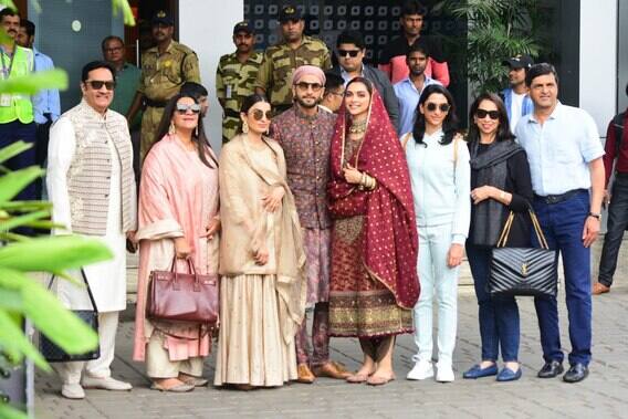 দীপিকা-রণবীরের পরিবারও ছিল তাঁদের সঙ্গে। দীপিকার মা উজ্জ্বলা পাড়ুকোন, বাবা প্রকাশ পাড়ুকোন ও বোন অনিশা পাড়ুকোন। 