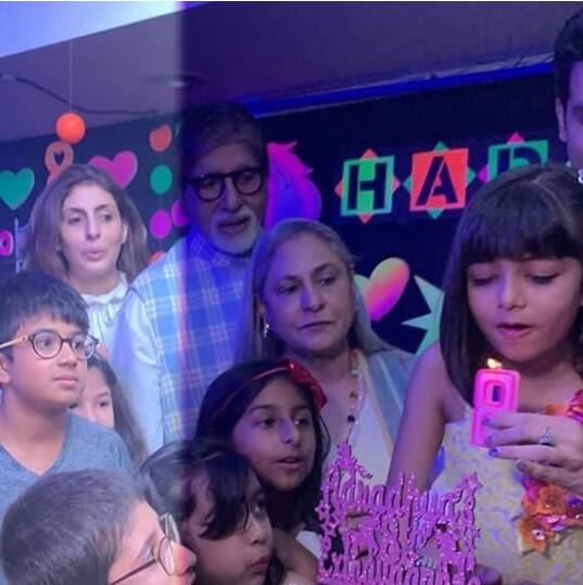 আটের মোমবাতি নেভাচ্ছেন আরাধ্যা।