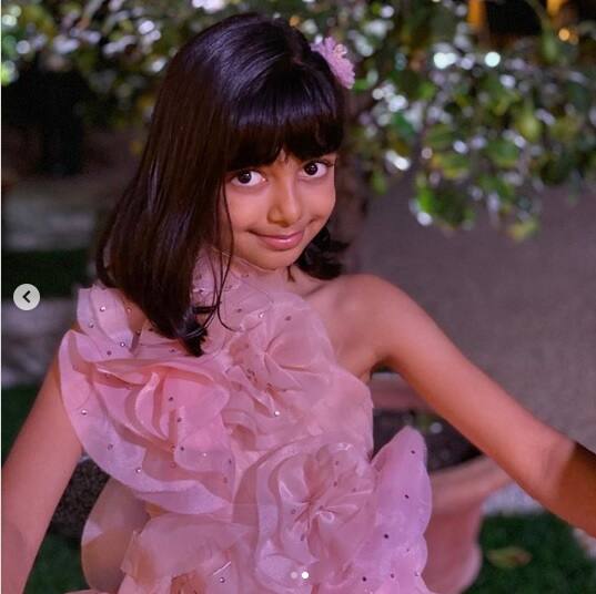  এদিন গোলাপী পোশাকে সেজেছিলেন বার্থডে গার্ল আরাধ্যা।