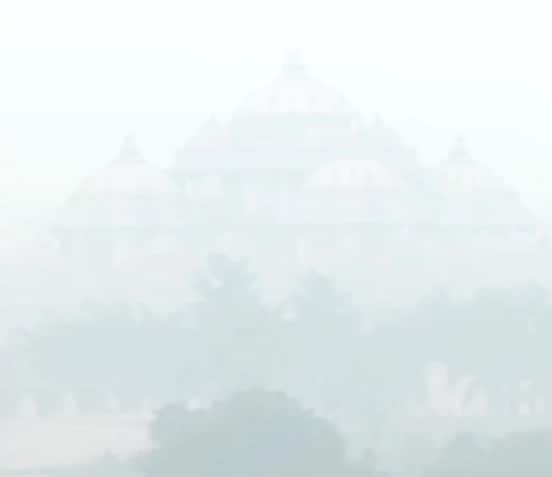 ধোঁয়াশায় ঢেকেছে অক্ষরধাম মন্দির