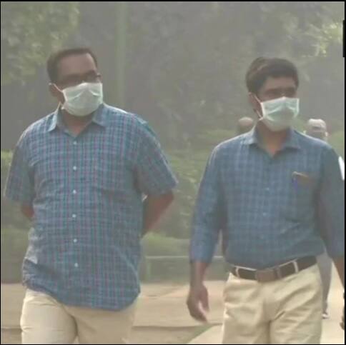 যতটা সম্ভব মাস্ক পরে থাকার পরামর্শ দিয়েছে দিল্লি সরকার। মানুষ সকালে জগিং-এর সময়ও মুখে রাখথে মাস্ক