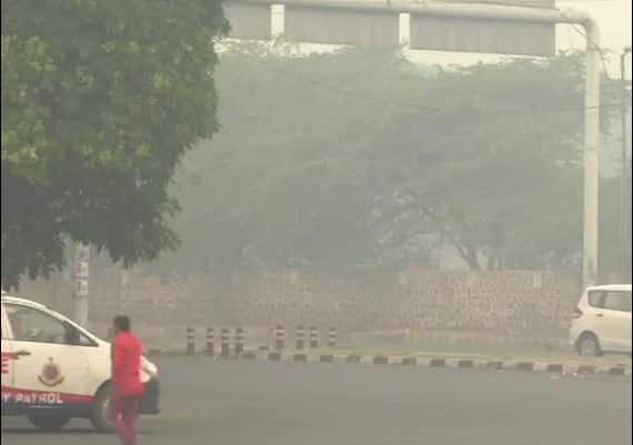 চিকিৎসকরা এন৯৫ মাস্ক ব্যবহার করার পরামর্শ দিয়েছেন মানুষকে