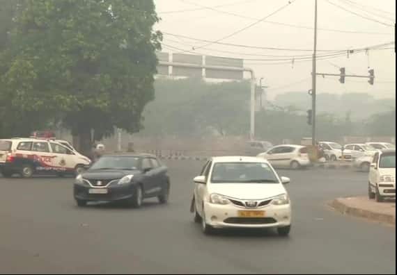 হরিয়ানা, পঞ্জাব ও উত্তর প্রদেশের ফসল পোড়ানোকেই এই দূষণের প্রধান কারণ হিসাবে দায়ী করা হচ্ছে।