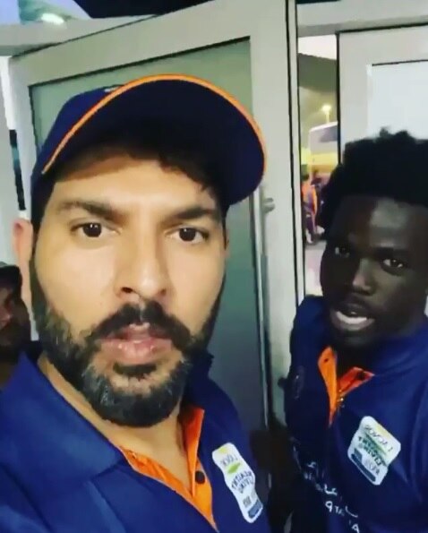 Watch, This Caribbean cricketer is speaking in Punjabi with Yuvraj Singh ভিডিওতে দেখুন, যুবরাজের সঙ্গে পাঞ্জাবি ভাষায় কথা বলছেন ওয়েস্ট ইন্ডিজের এই ক্রিকেটার