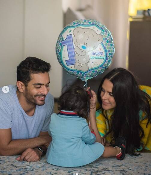 মেয়ের এক বছরের জন্মদিনে এই ছবিটি পোস্ট করে আদরের রাজকুমারীকে জন্মদিনের ভালোবাসা জানান নায়িকা।