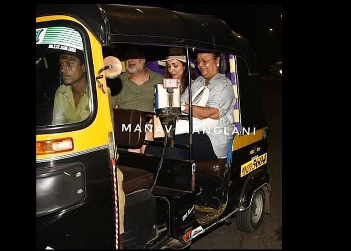 একদিকে মা, অন্যদিকে বাবা, মধ্যে মালাইকা।