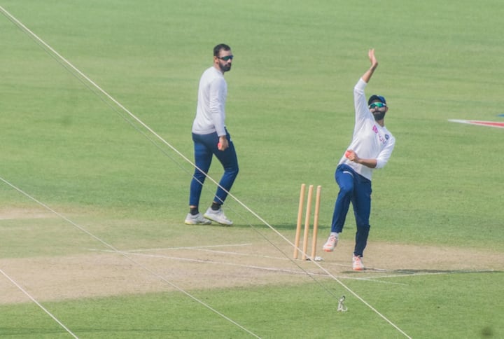নেট প্র্যাকটিসে হাজির গোটা দল। তবে দেখা গেল না মহম্মদ শামি, রবিচন্দ্রন অশ্বিনকে। নেট প্র্যাক্টিস করলেন রবীন্দ্র জাদেজা, চেতেশ্বর পূজারা, ময়াঙ্ক অগ্রবাল, বিরাট কোহলি, রোহিত শর্মা, অজিঙ্কা রাহানে। 