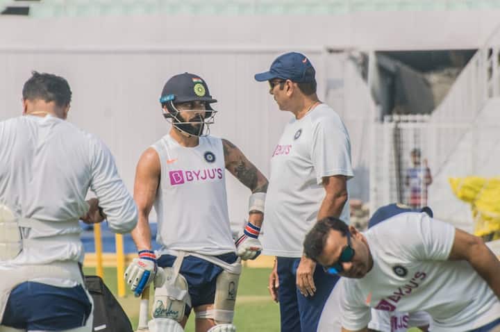 বিরাট কোহলির সঙ্গেও অনেকক্ষণ কথা বলতে দেখা যায় রবি শাস্ত্রীকে। 