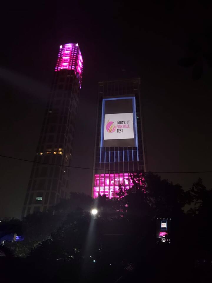 এই ছবি কলকাতার দ্য ৪২ বিল্ডিং-এর আর তার পাশের টাটা সেন্টারের। গোলাপি সাজে সেজে উঠেছে কলকাতার অন্যতম প্রতীকী দুটো বিল্ডিং।