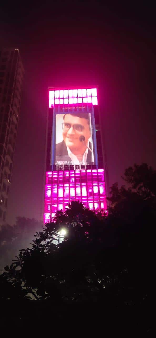 টাটা সেন্টারের দেওয়ালে স্ক্রিন লাগিয়ে প্রোজেক্টর দিয়ে দেওয়া হচ্ছে বিভিন্ন ছবি। ছবিটি বর্তমান বোর্ড প্রেসিডেন্ট সৌরভ গঙ্গোপাধ্যায়ের।