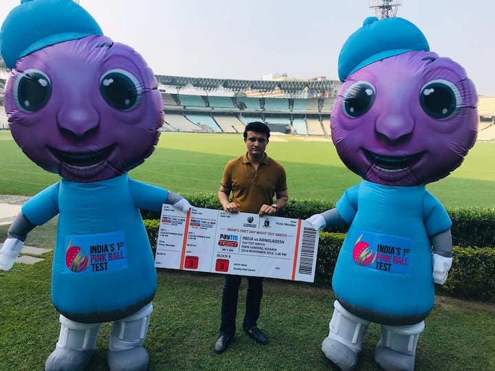 ম্যাসকট পিঙ্কু-টিঙ্কুর সঙ্গে সিএবি প্রেসিডেন্ট সৌরভ গঙ্গোপাধ্যায়।