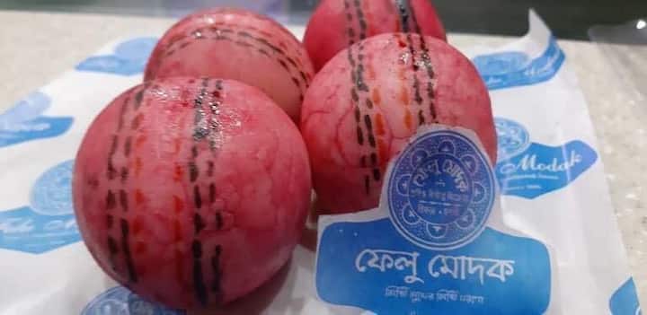 রঙের ছোঁয়া মিষ্টিতেও। ফেলু মোদকের তরফ থেকে বানানো হয়েছে গোলাপি বলের মতো দেখতে মিষ্টি।
