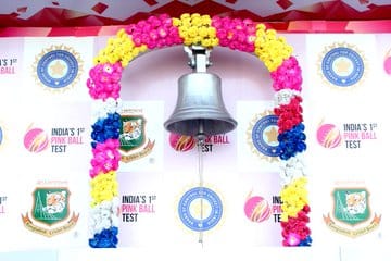 এই ঘন্টা বাজিয়ে ভারত-বাংলাদেশ ম্যাচের সূচনা করেন মমতা বন্দ্যেপাধ্যায় ও শেখ হাসিনা।