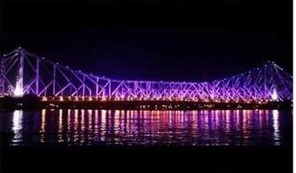 গোলাপি আলোয় ঝলমল করছে হাওড়া ব্রিজ।