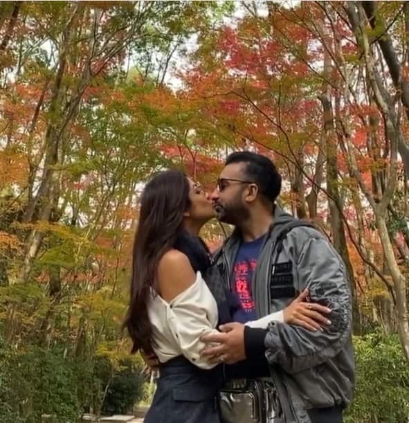 Shilpa Shetty Shares Kiss with Raj Kundra on 10th Wedding Anniversary বিয়ের দশ বছর, জাপানে বিবাহবার্ষিকী উদযাপন শিল্পার, স্বামী রাজকে চুম্বন, ভিডিও ভাইরাল