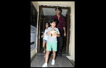 ছবিতে দেখুন, অক্ষয় কুমারের সঙ্গে ছবি দেখতে গেল মেয়ে নিতারা