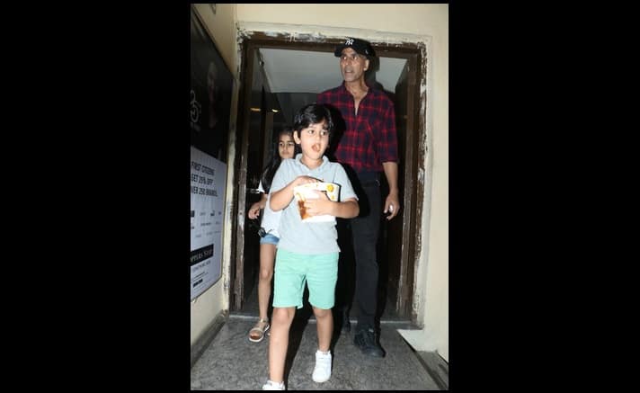 সকলের চোখই ইতিউতি খুঁজছিল টুইঙ্কলকে।