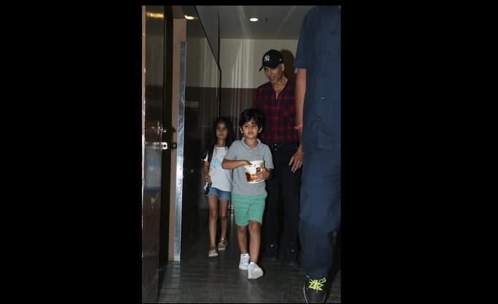 মাকে ছাড়াই বাবার সঙ্গে সিনেমা দেখে এল মেয়ে।