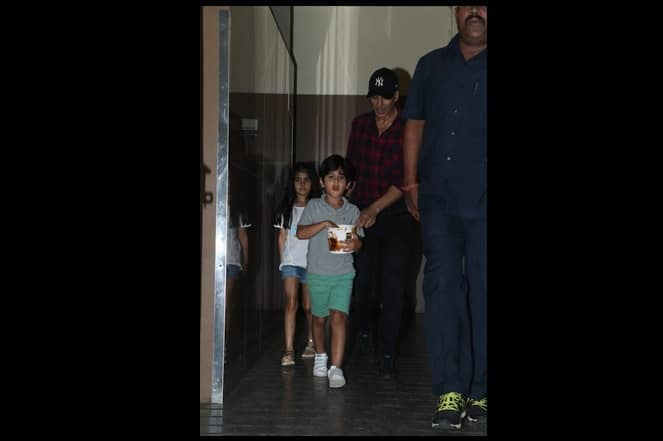 এর আগেও মা-বাবার সঙ্গে ছবি দেখতে গেছে নিতারা। সেই ছবি ভাইরালও হয়েছে সোশ্যাল মিডিয়ায়। সব ছবি, মানব মঙ্গলানি