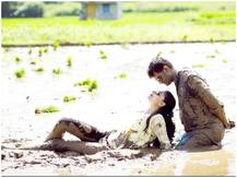 কাদায় ডুবে ফটোশ্যুট করলেন কেরলের স্বামী স্ত্রী, সোশ্যাল মিডিয়ায় ভাইরাল