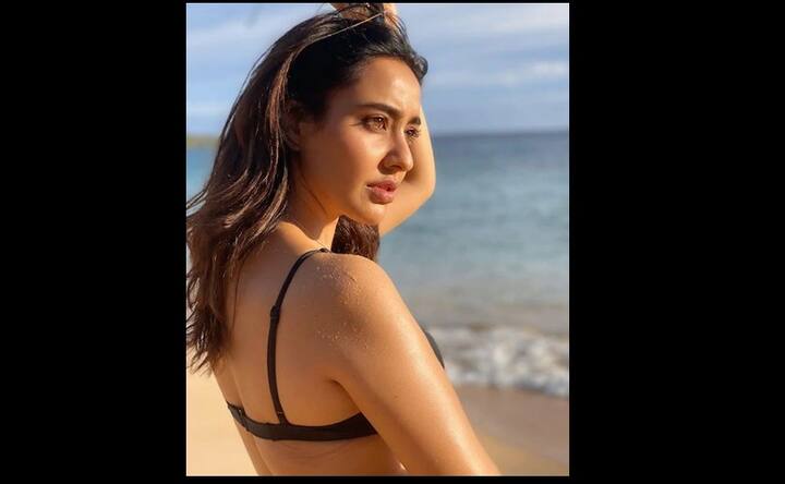 সমুদ্রতীরে হাওয়াইতে ছুটি কাটাচ্ছেন অভিনেত্রী নেহা শর্মা।