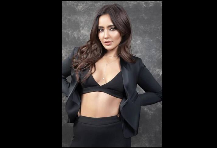 ২০১০ সালে ইমরান হাসমি অভিনীত ক্রুক ছবিতে অভিনয় করেন তিনি।