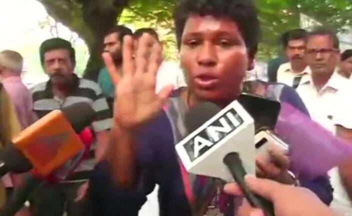 Woman activist Bindu Ammini attacked on way to Sabarimala temple শবরীমালায় ঢুকতে যাওয়ায় 'চোখে লঙ্কার গুঁড়ো', হাসপাতালে মহিলা