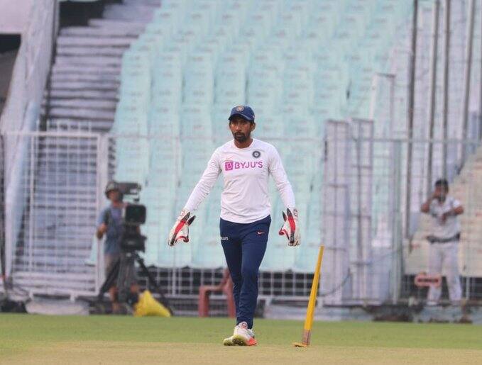 ইডেন টেস্টে ভেঙেছে আঙুল, মুম্বইয়ে সফল অস্ত্রোপচার ঋদ্ধিমানের, রিহ্যাবের জন্য যাবেন বেঙ্গালুরু Wriddhiman Saha sustained a fracture on his right ring finger, undergoes surgery in Mumbai ইডেন টেস্টে ভেঙেছে আঙুল, মুম্বইয়ে সফল অস্ত্রোপচার ঋদ্ধিমানের, রিহ্যাবের জন্য যাবেন বেঙ্গালুরু