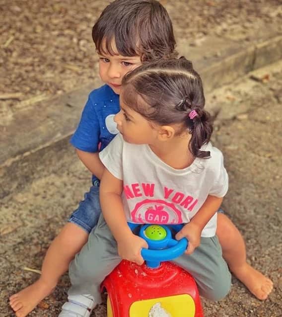 পিসতুতো বোন ইনায়ার সঙ্গে তৈমুর।