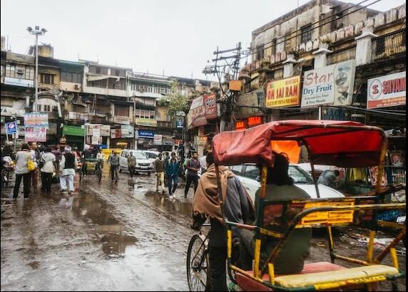 এয়ার কোয়ালিটি ইনডেস্ক জানিয়েছে দূষণের মাত্রা বেশ কিছুটা হ্রাস পেয়েছে। অতিরিক্ত শুষ্ক আবহাওয়ার কারণেই দূষণের সঙ্গে মোকাবিলা করা কঠিন হয়ে পড়েছিল। 