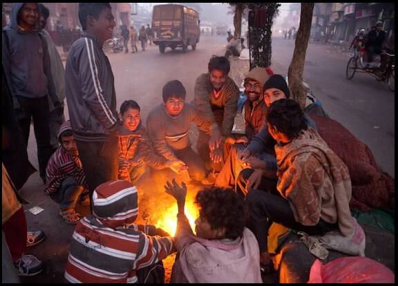 ইতিমধ্যেই শীতের হাত থেকে আগুন পোহাতে দেখা যাচ্ছে দিল্লির বিভিন্ন রাস্তায়।