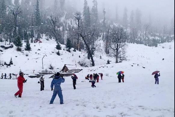 অন্যদিকে বরফের চাদরে ঢেকেছে হিমাচল প্রদেশ। বরফ দেখতে ভীড় জমিয়েছেন পর্যটকরা।