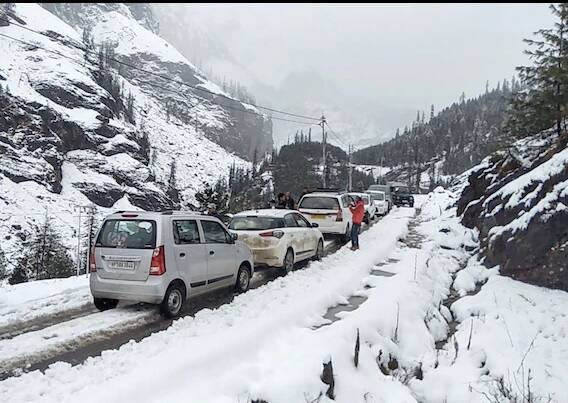 বরফে ঢেকেছে সিমলা, মানালীর রাস্তা