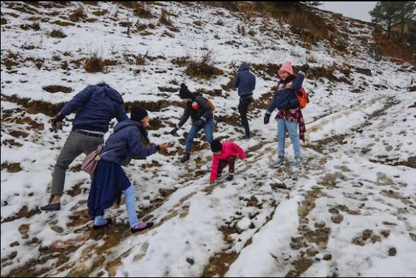 কুফরিতে বরফ নিয়ে খেলতে ব্যস্ত পর্যটকরা।