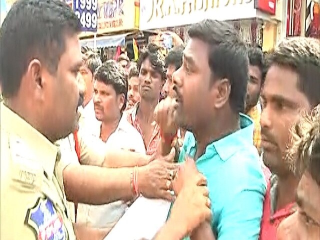 Police lathicharge on protesters in Hyderabad gangrape চিকিৎসক ধর্ষণ-খুন, ফুঁসে উঠেছে হায়দরাবাদ, বিক্ষোভকারীদের ওপর লাঠিচার্জ পুলিশের