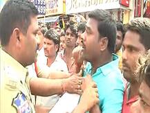 চিকিৎসক ধর্ষণ-খুন, ফুঁসে উঠেছে হায়দরাবাদ, বিক্ষোভকারীদের ওপর লাঠিচার্জ পুলিশের