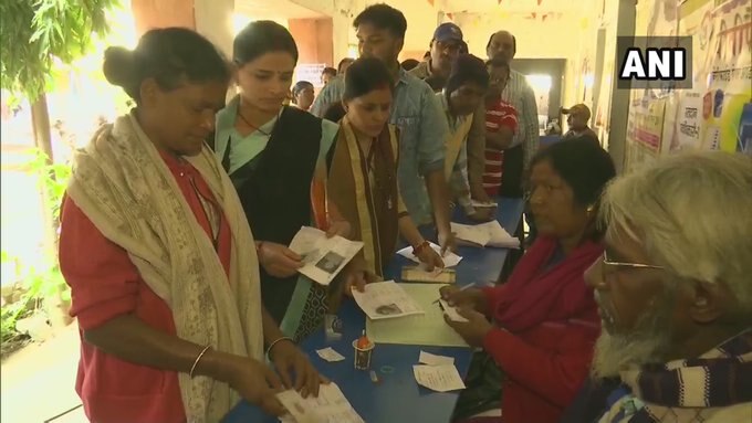 Jharkhand Assembly Elections 2019, brisk polling in phase-1, 49% voting till 1 pm ঝাড়খণ্ডে দুপুর একটা পর্যন্ত ভোট পড়ল ৪৯ শতাংশ, আগ্নেয়াস্ত্র নিয়ে বুথে ঢুকে বিতর্কে কংগ্রেস প্রার্থী