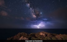 ছায়াপথের নীচে বিদ্যুতের ঝলকানি- নাসার প্রকাশিত এই ছবিটি দেখে মুগ্ধ হতেই হয়!