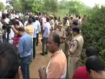 হায়দরাবাদে বিজয়ীর সম্মান পুলিশকে, ছড়ানো হল ফুল, হাতে বাঁধা হল রাখি