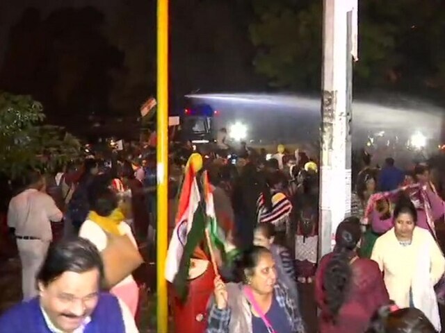 Protests In Delhi, UP Intensify As Unnao  Victim Passes Away; Candle March Heads India Gate উন্নাওয়ের নির্যাতিতার মৃত্যুর পর প্রতিবাদে উত্তাল উত্তরপ্রদেশ, দিল্লি, ইন্ডিয়া গেট পর্যন্ত মোমবাতি মিছিল