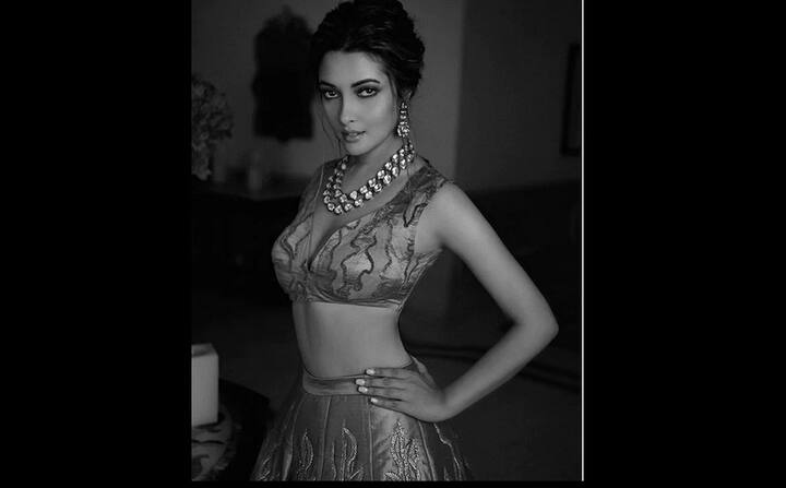 কালো-সাদায় মোহময়ী।