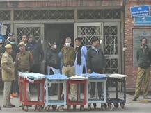 ছবিতে দেখুন: দিল্লিতে বহুতলের কারখানায় বিধ্বংসী অগ্নিকাণ্ডে মৃত ৪৩, গ্রেফতার ১