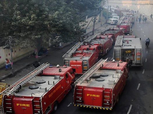 কারখানার মালিক জানিয়েছেন, বেশ কয়েকজন কর্মী ঘরে ঘুমিয়েছিলেন। তাঁদেরই কয়েকজন ভিতরে আটকে পড়েন। 