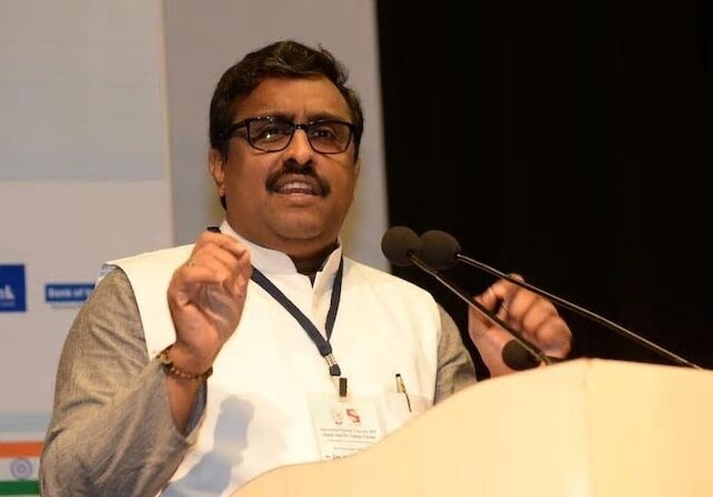 Mamata duty-bound to implement every Act, provision of Constitution: Ram Madhav on Citizen (Amendment) Bill সংবিধানের প্রতিটি ধারা, অনু্চ্ছেদ রূপায়ণে বাধ্য উনি, নাগরিকত্ব (সংশোধন) বিল নিয়ে মমতার আপত্তি ওড়ালেন রাম মাধব