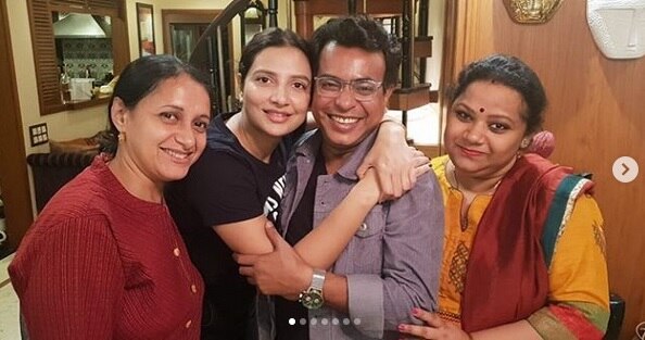 রুদ্রনীল ঘোষের বাড়ি গত রাতে আমন্ত্রিত ছিলেন রাজ চক্রবর্তী, শুভশ্রী গঙ্গোপাধ্যায়, আবীর চট্টোপাধ্যায়, পরমব্রত চট্টোপাধ্যায়, কাঞ্চন মল্লিক প্রমুখ।